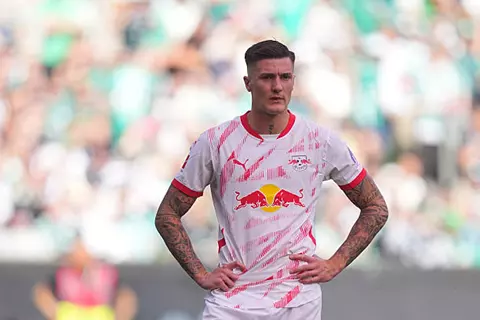 سكاي: سيسكو يصل إنجلترا تمهيدًا لانضمامه إلى مانشستر يونايتد